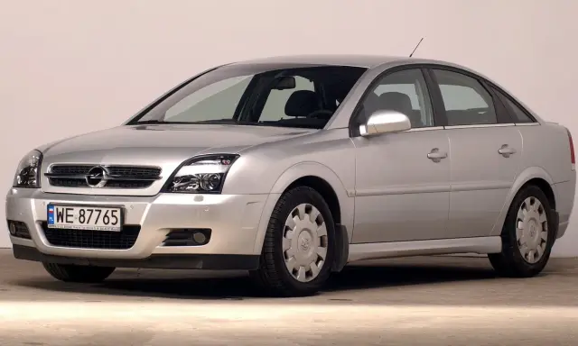 Srebrny Opel Vectra C GTS z polskimi tablicami WE 87765, zaparkowany na betonowym podłożu.