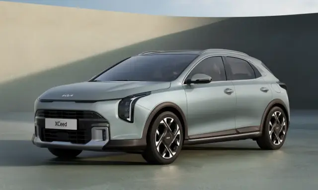 Nowy Kia Xceed 2023 w kolorze miętowym prezentuje się nowocześnie z charakterystycznymi światłami LED i stylowymi felgami.