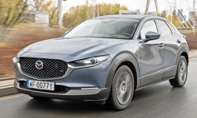 Szary SUV Mazda CX-30 w ruchu. Sprawdź aktualną mazda cx 30 cena i ofertę.