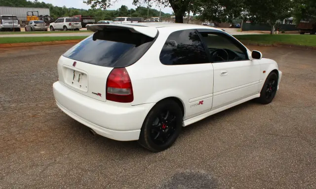 Białe Honda Civic EK9 Type R z czarnymi felgami i spojlerem, gotowe do jazdy.