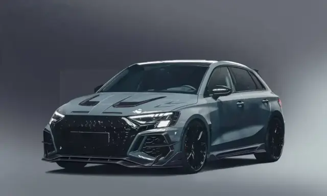 Agresywny Audi RS3 w szarym kolorze, z masywnym grillem i sportowymi dodatkami. Sprawdź, jaka jest audi rs3 cena i czy warto zainwestować w ten samochód.