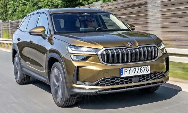 Złoty Skoda Kodiaq w ruchu drogowym. Sprawdź aktualną skoda kodiaq cena i dostępne konfiguracje.