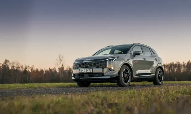 Nowy Kia Sportage 2026 na tle jesiennego krajobrazu. Elegancki SUV gotowy na przygodę.