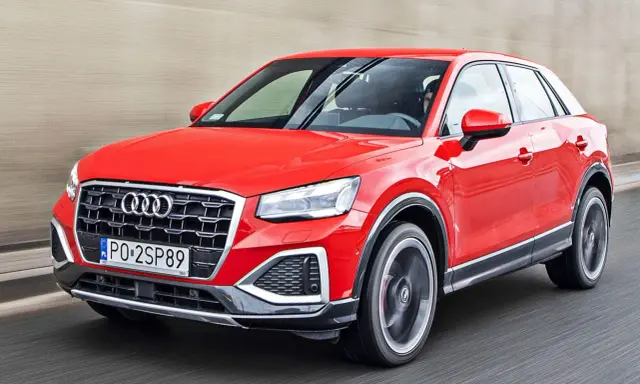 Czerwone Audi Q2 w ruchu drogowym. Sprawdź aktualną audi q2 cena i wybierz swój wymarzony model.