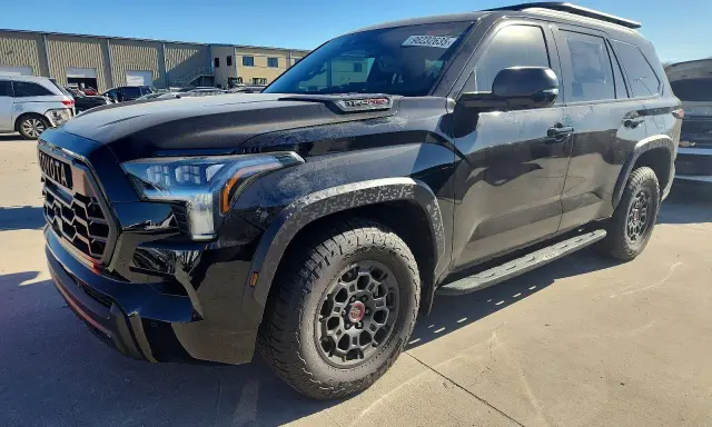 Czarny Toyota Sequoia TRD Pro gotowy na przygody.