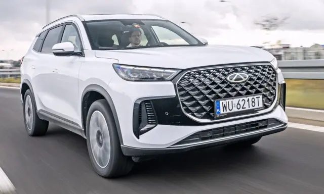 Biały Chery Tiggo 8 w ruchu drogowym. Sprawdź atrakcyjną chery tiggo 8 cena i wybierz swój nowy SUV.