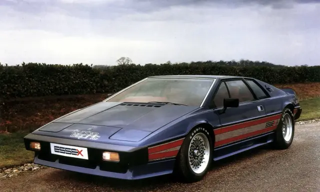 Niebieski Lotus Esprit Turbo Essex z czerwonymi pasami na boku, zaparkowany na drodze.