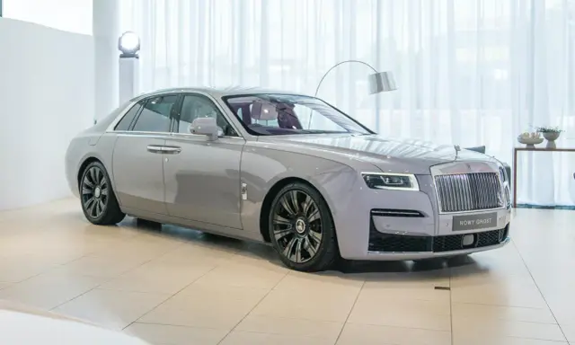 Szary Rolls-Royce Ghost w salonie. Zastanawiasz się nad jego cena? Luksus na kołach.