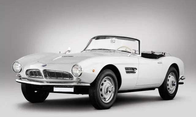 Biały kabriolet BMW 507 z lat 50. z chromowanymi detalami i charakterystycznym grillem.