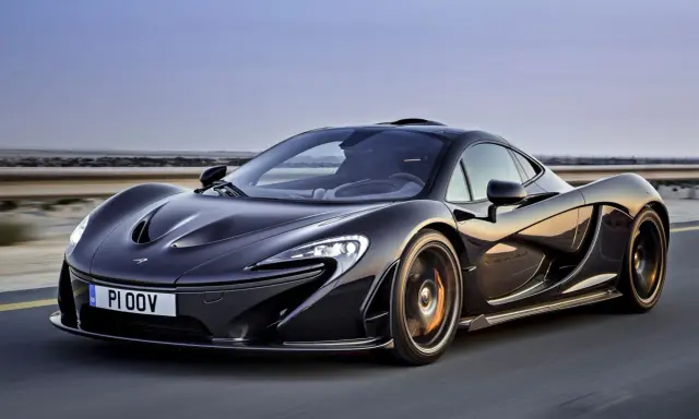 Czarny McLaren P1 pędzi po pustynnej drodze. Jego cena jest astronomiczna, ale osiągi zapierają dech w piersiach.
