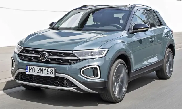 Szary Volkswagen T-Roc w ruchu. Sprawdź aktualną volkswagen t-roc cena i wybierz swój wymarzony SUV.