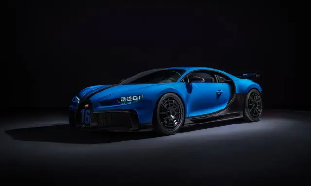 Niebieski Bugatti Chiron z numerem 16 na masce, gotowy do jazdy. Jego cena jest adekwatna do osiągów.