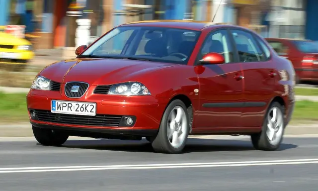 Czerwona Ibiza 3 w ruchu, z rozmytym tłem.
