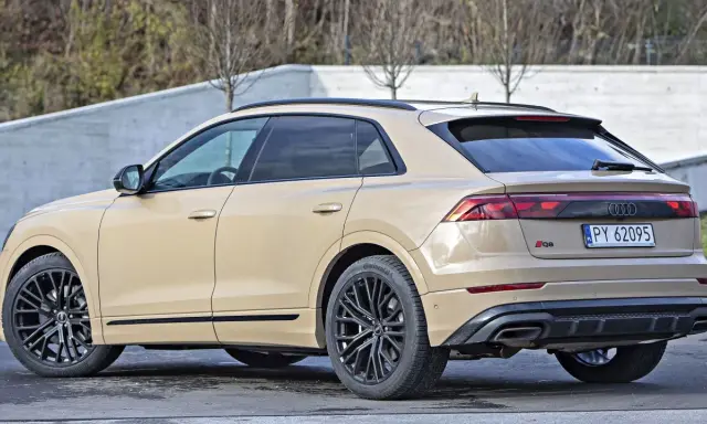Beżowe Audi Q8 RS z czarnymi felgami. Sprawdź aktualną audi q8 cena i konfigurację tego luksusowego SUV-a.