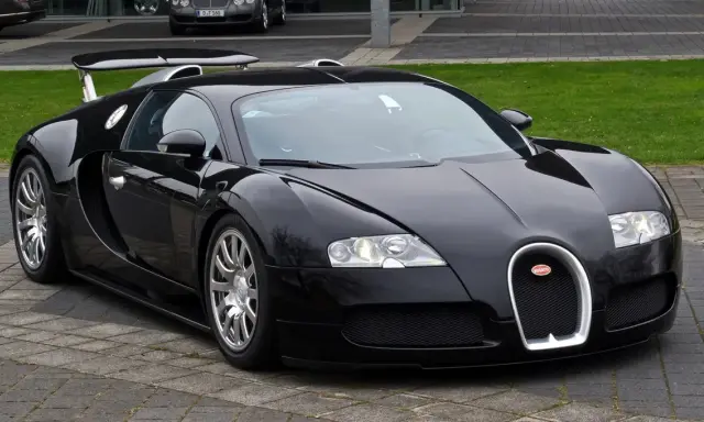 Czarny Bugatti Veyron, symbol luksusu i osiągów. Jego imponująca bugatti veyron cena sprawia, że jest marzeniem wielu kolekcjonerów.
