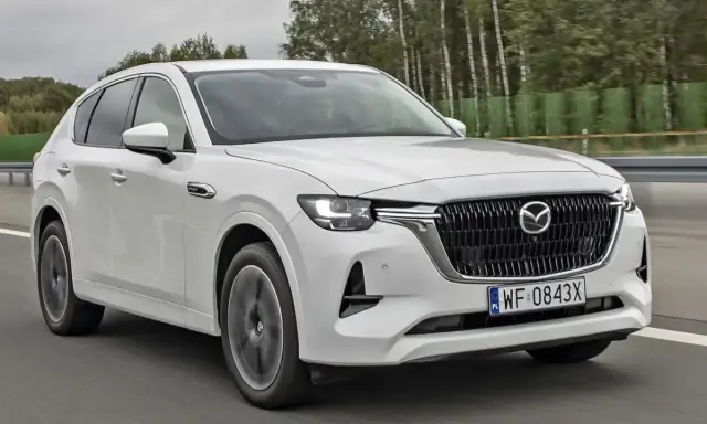 Biała Mazda CX-60 na drodze. Sprawdź atrakcyjną mazda cx 60 cena i wybierz swój wymarzony SUV.
