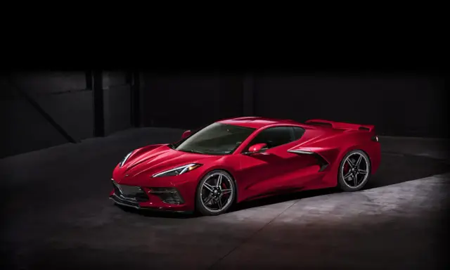 Czerwony Chevrolet Corvette C8 w ciemnym pomieszczeniu. Marzysz o tym aucie? Sprawdź corvette c8 cena i spełnij marzenie!