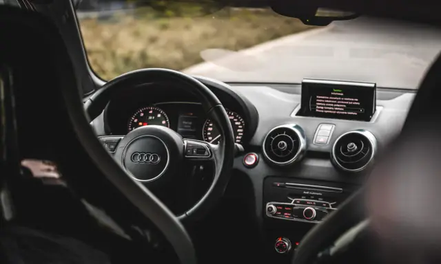 Wnętrze Audi RS1: kierownica, deska rozdzielcza z ekranem multimediów i nawiewami. Gotowy do jazdy.
