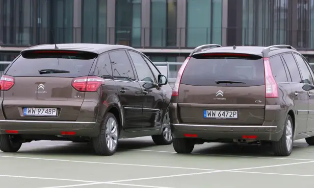Dwa brązowe Citroen Grand Picasso stoją obok siebie na parkingu.
