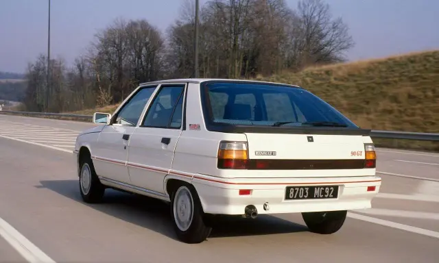 Biały Renault 11 90 GT z lat 80. jedzie autostradą.