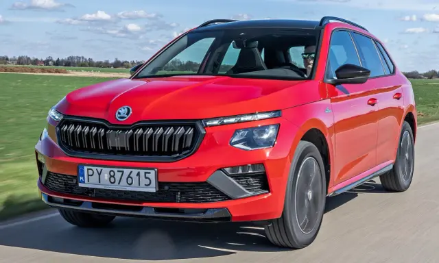 Czerwona Skoda Kamiq w ruchu, idealna na wakacyjne wyjazdy. Sprawdź atrakcyjną skoda kamiq cena.