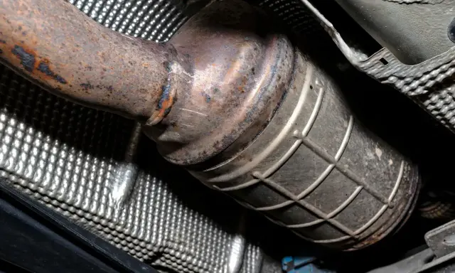 Rdza na katalizatorze Renault, być może powód błędu DTC P0420.