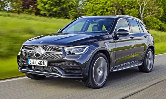 Czarny Mercedes GLC w ruchu. Sprawdź aktualną mercedes glc cena i dostępne wersje.