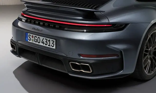 Tył Porsche 911 Turbo S w kolorze szarym, z charakterystycznym pasem świateł LED i podwójnymi końcówkami wydechu.