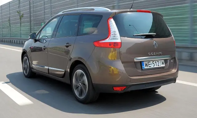 Brązowy Renault Scenic 3 jedzie autostradą.