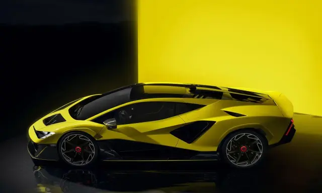 Żółty Lamborghini Revuelto, symbol luksusu i osiągów, którego cena jest adekwatna do jego wyjątkowości.