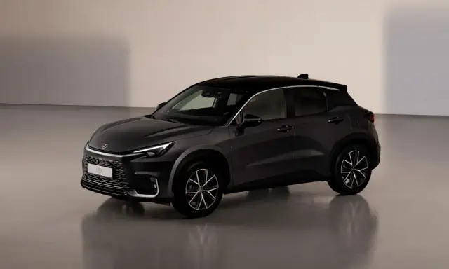 Elegancki, ciemnoszary Lexus LBX prezentuje się stylowo. Sprawdź, jaka jest jego lexus lbx cena i wyposażenie.