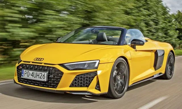 Żółty kabriolet Audi R8 pędzi po drodze. Sprawdź aktualną audi r8 cenę i poczuj moc!