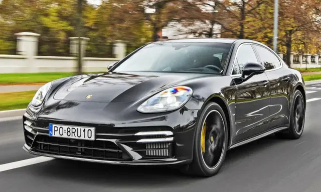Czarny Porsche Panamera w ruchu. Sprawdź aktualną porsche panamera cena i możliwości tego luksusowego sedana.
