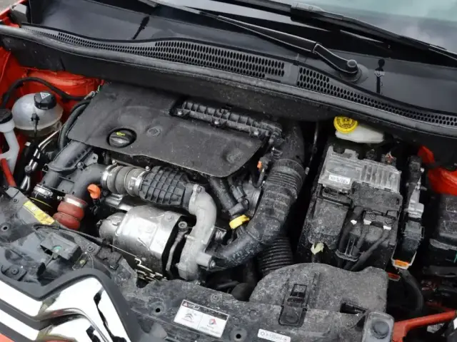 Silnik 1.6 HDI w Peugeot 307, widok komory silnika z turbosprężarką i przewodami.