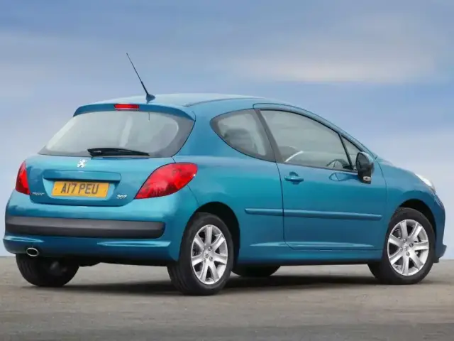 Niebieski Peugeot 207 1.6 HDI z 2007 roku, widok z tyłu, na tle błękitnego nieba.