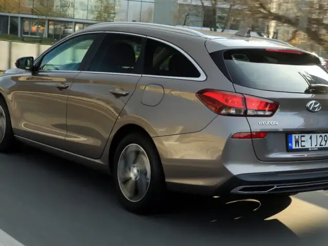 Brązowy Hyundai i30 1.6 CRDi kombi jedzie po drodze, widać jego tył i bok.