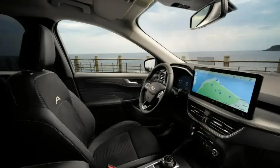 Wnętrze Ford Kuga z nawigacją na ekranie. Sprawdź atrakcyjną ford kuga cena i wybierz się na wakacje nad morze.