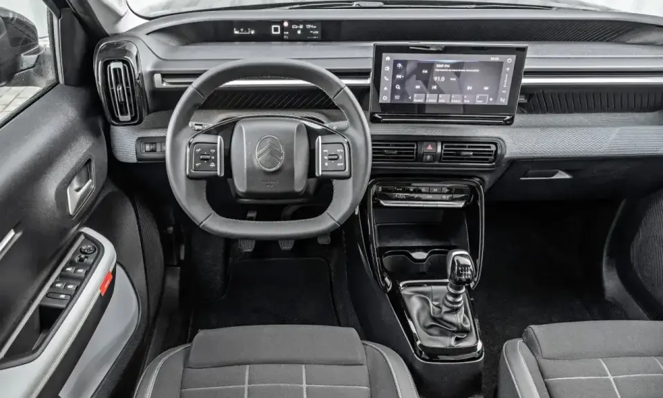 Wnętrze Citroena C3 z ekranem dotykowym i nowoczesną deską rozdzielczą. Sprawdź atrakcyjną citroen c3 cena!