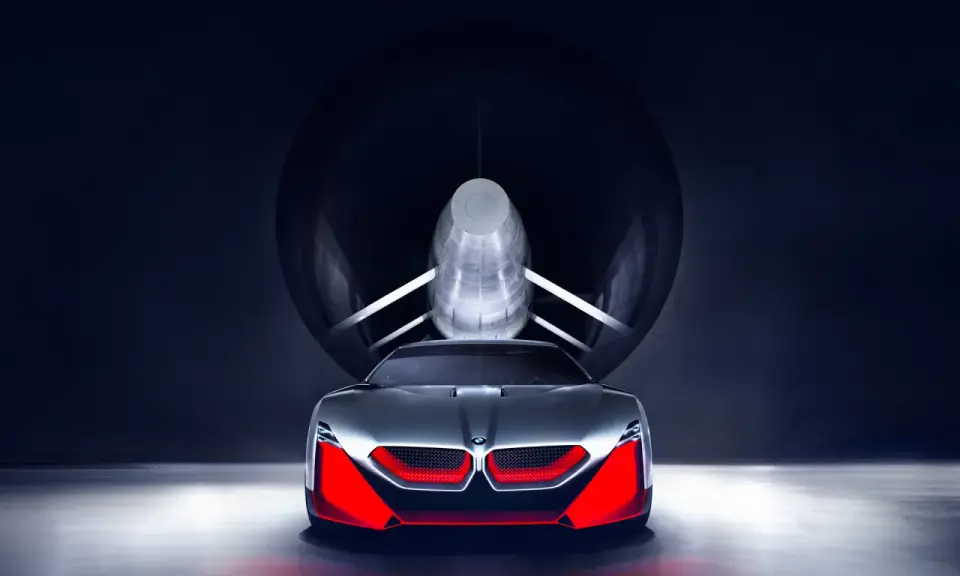 Przyszłościowy koncept BMW M9 w tunelu aerodynamicznym, z agresywnym przodem i czerwonymi akcentami.