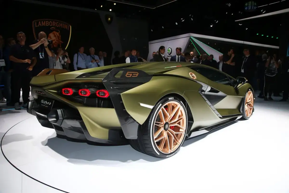 Oliwkowy Lamborghini Sian z miedzianymi felgami i detalami z włókna węglowego, prezentowany na wystawie.