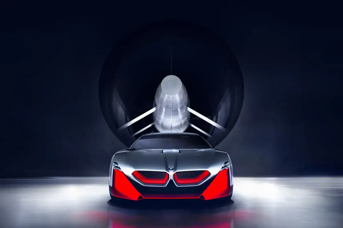 Przyszłościowy koncept BMW M9 w tunelu aerodynamicznym, z agresywnym przodem i czerwonymi akcentami.