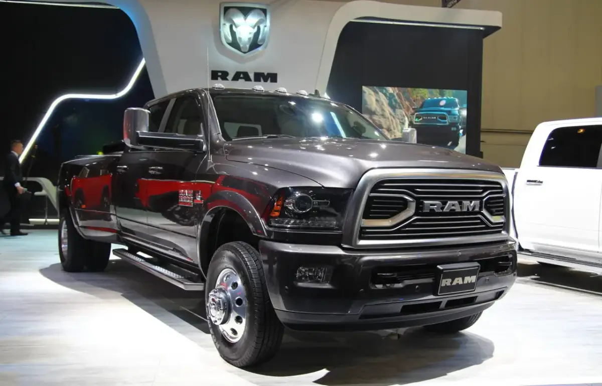 Ciemnoszary Dodge Ram 3500 z podwójnymi tylnymi kołami prezentuje się imponująco na wystawie.