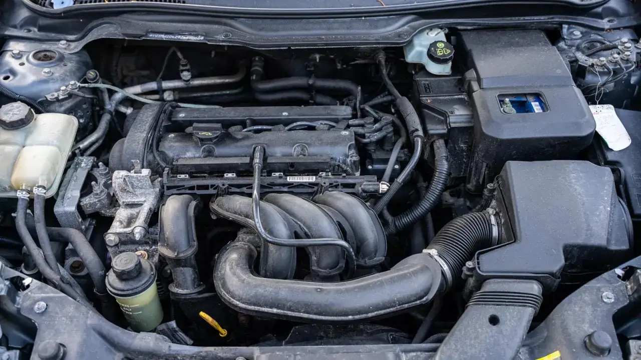 Silnik Volvo V50 2.0D, widok z góry. Widać kolektor dolotowy, pokrywę zaworów i elementy układu chłodzenia.