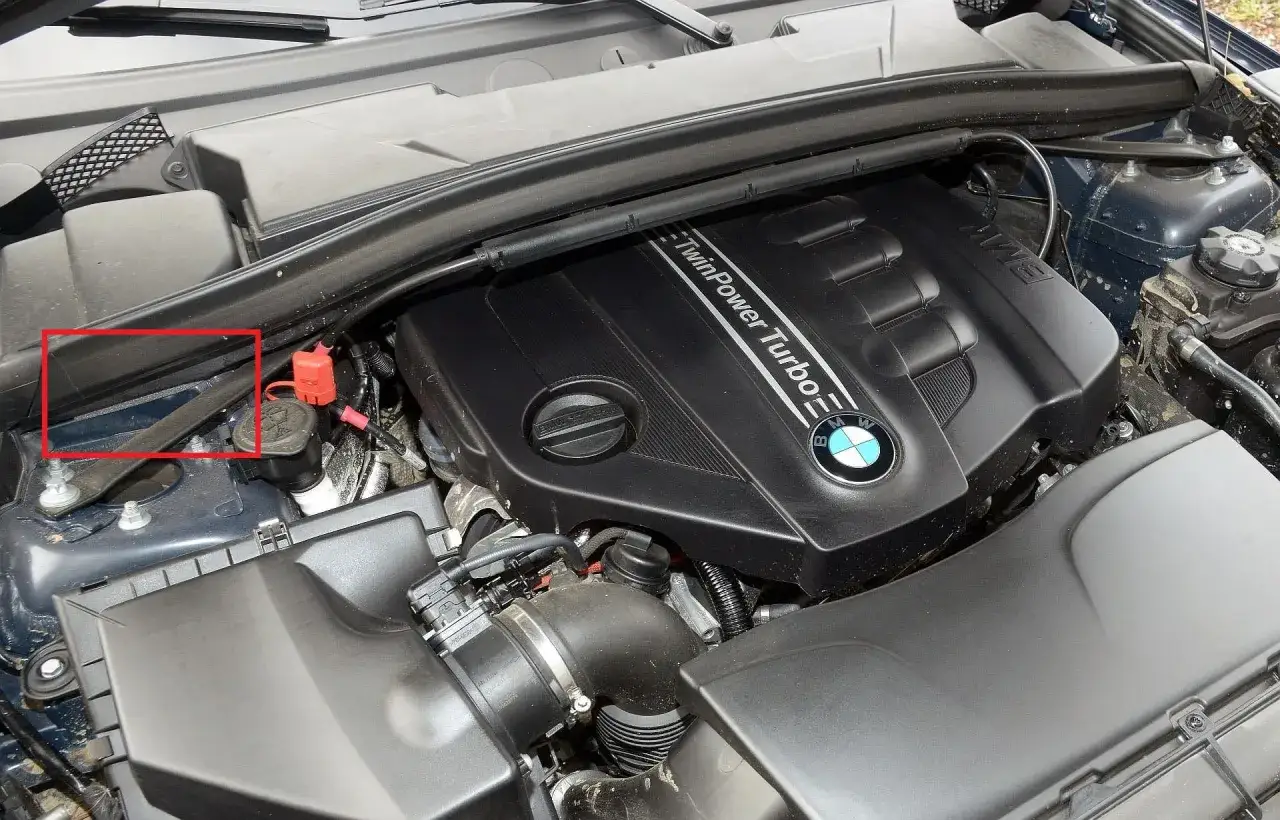 Silnik TwinPower Turbo w BMW X1 E84. Widoczny element osłony pod maską, zaznaczony czerwoną ramką.