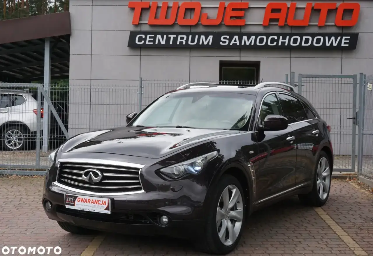Ciemnobrązowy Infiniti auto przed budynkiem