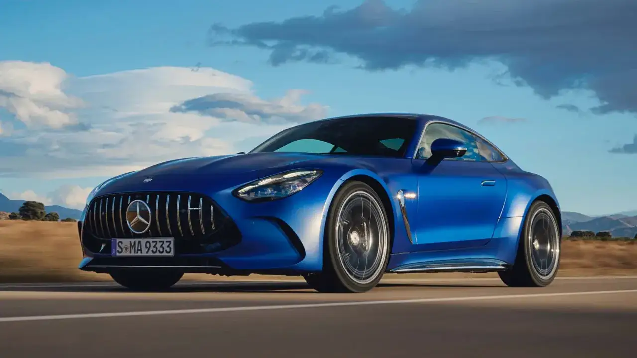 Niebieski Mercedes-AMG GT 63 sunie po drodze, z dumą prezentując swój sportowy design i moc.