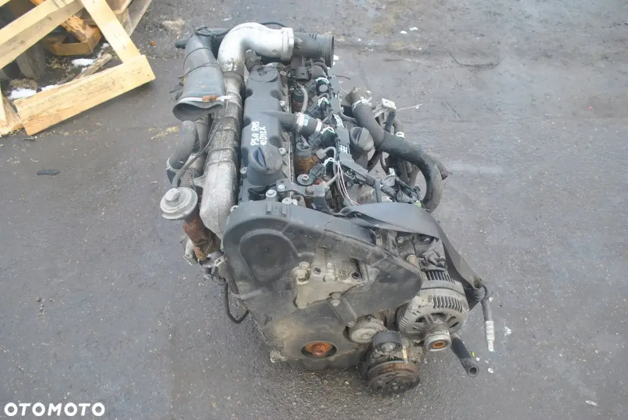 Silnik Peugeot 307 2.0 HDI, gotowy do montażu. Widoczne elementy osprzętu i turbosprężarki.