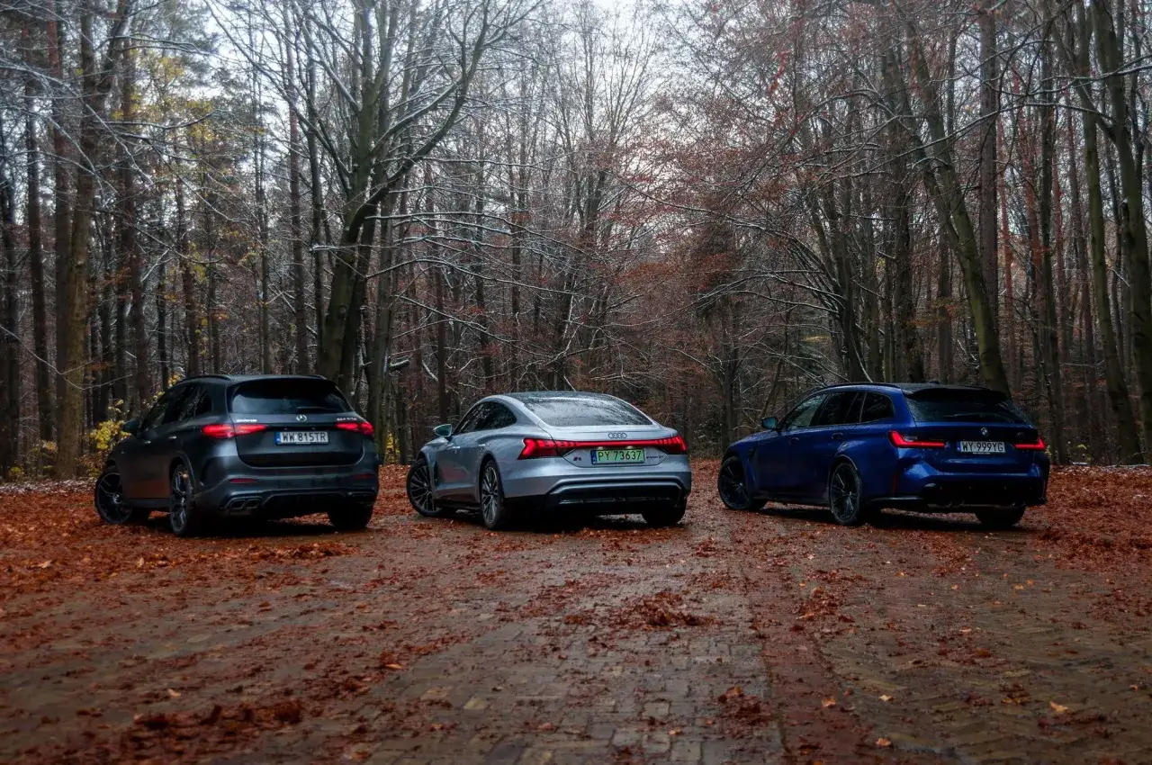 Trzy sportowe auta: czarny Mercedes, srebrne Audi i niebieskie BMW M3. Cena każdego z nich to marzenie wielu kierowców.