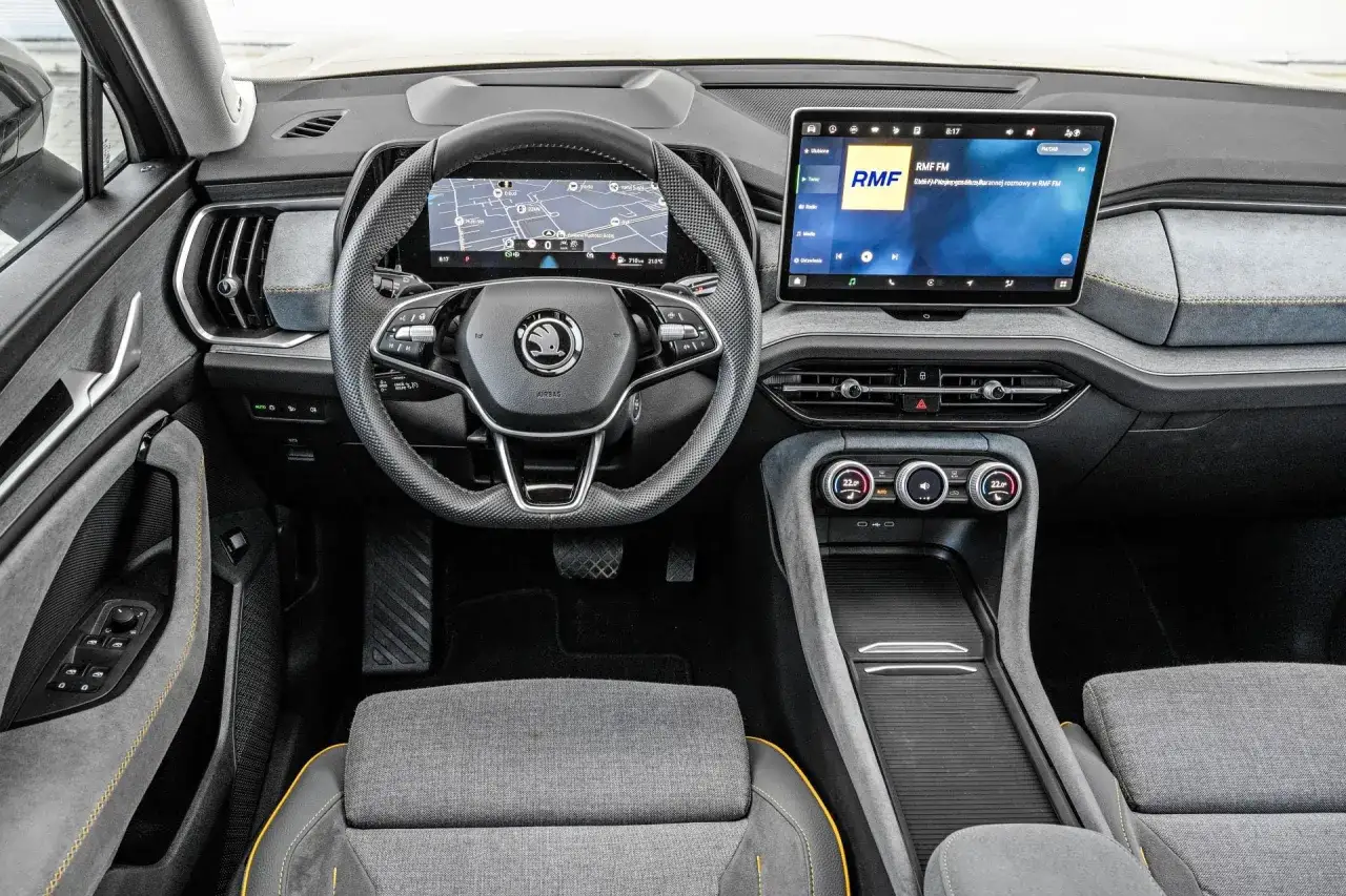 Wnętrze Škoda Kodiaq z nowoczesnym ekranem multimedialnym i cyfrowymi zegarami. Sprawdź aktualną skoda kodiaq cena.