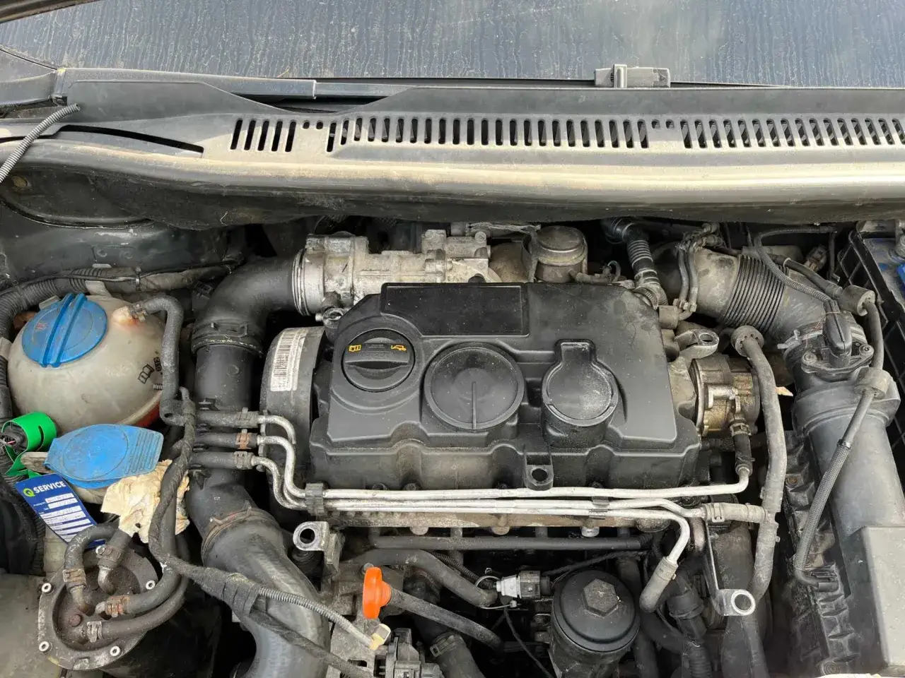 Silnik 1.9 TDI 105 KM, widok z góry. Widać elementy układu dolotowego, pokrywę zaworów i zbiornik płynu chłodniczego.
